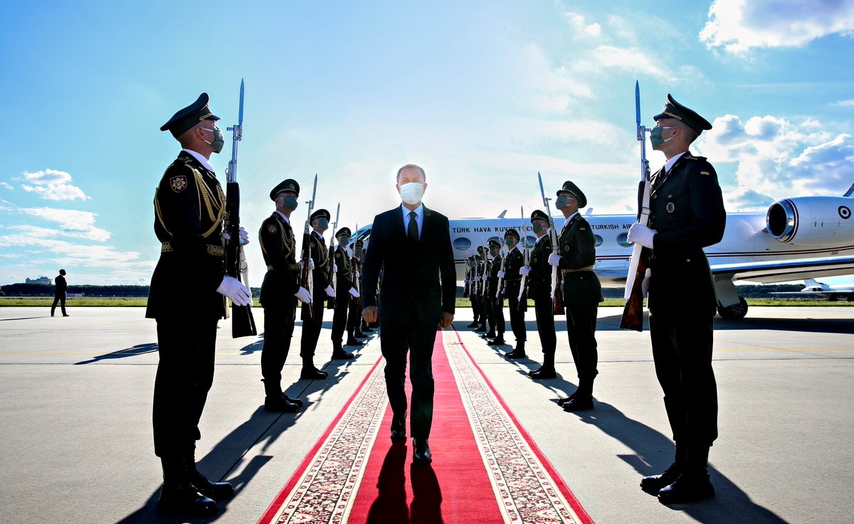 tcsavunma's tweet photo. Millî Savunma Bakanı Hulusi Akar, resmi ziyaretlerde bulunmak üzere Ukrayna’ya gitti. Bakan Akar Başkent Kiev’e gelişinde askeri törenle karşılandı.
https://t.co/ae6XHuz2M4
#MSB #HulusiAkar https://t.co/PakWkfcl8y