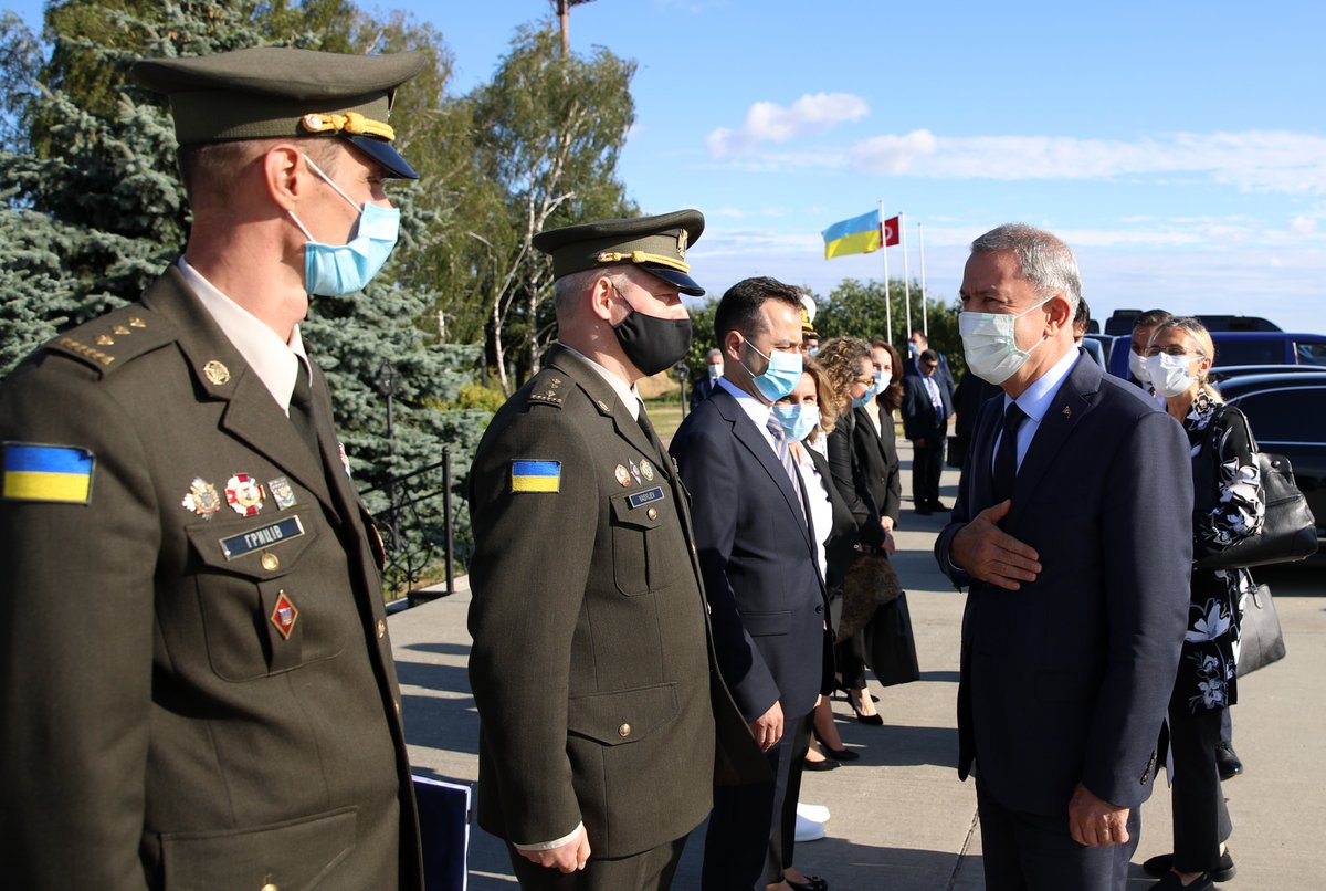 Millî Savunma Bakanı Hulusi Akar, resmi ziyaretlerde bulunmak üzere Ukrayna’ya gitti. Bakan Akar Başkent Kiev’e gelişinde askeri törenle karşılandı.
msb.gov.tr/SlaytHaber/972…
#MSB #HulusiAkar