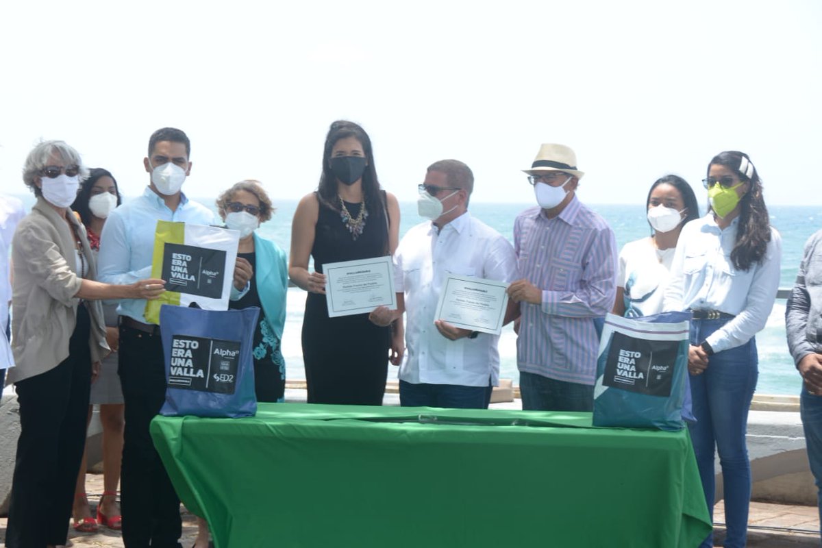 fambientalp's tweet photo. Aproximadamente 15,000 vallas publicitarias pasarán a ser bolsas reutilizables junto a @Ginnyheinsen de @Sostenible3Rs. Reiteramos nuestro compromiso no solo de hacer propuestas sino de poner en práctica y servir de ejemplo. @FPcomunica @LeonelFernandez https://t.co/xNObVKaLX8