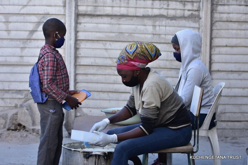 Semalho's tweet photo. Day 86

Porridge 956
Supper 1845

Served Sadza and Soya chunks 

140kgs meali meal
35kgs soya chunks
4l cooking oil
3kgs salt
265 tomatoes
40 onions
35 royco pkts
15kgs sugar 
12 bottles peanut butter

Kindly appealing to the public for firewood donations or at a subsidized cost https://t.co/ZmZC9Piv1c