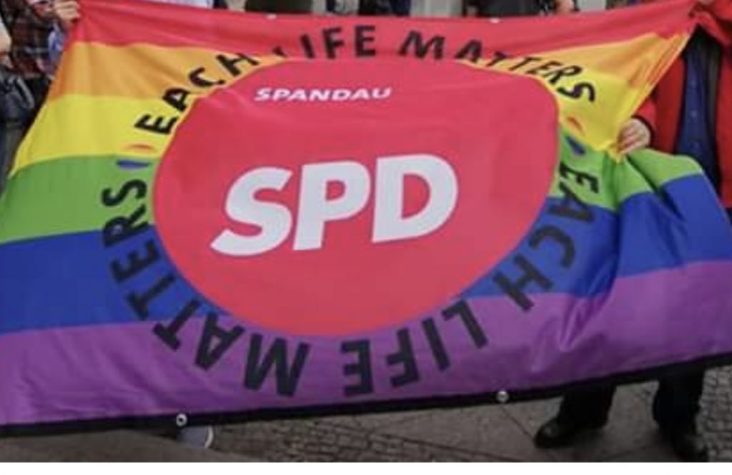 Wenn die #SPDSpandau gerne auf den aktuellen Antirassismuszug mit aufspringen will, aber absolut nicht  versteht worum es geht, wird aus #BlackLifesMatters ganz schnell ein 'Each Life Matters'. Dass man damit Teil der Gegenkampagne wird? Egal!