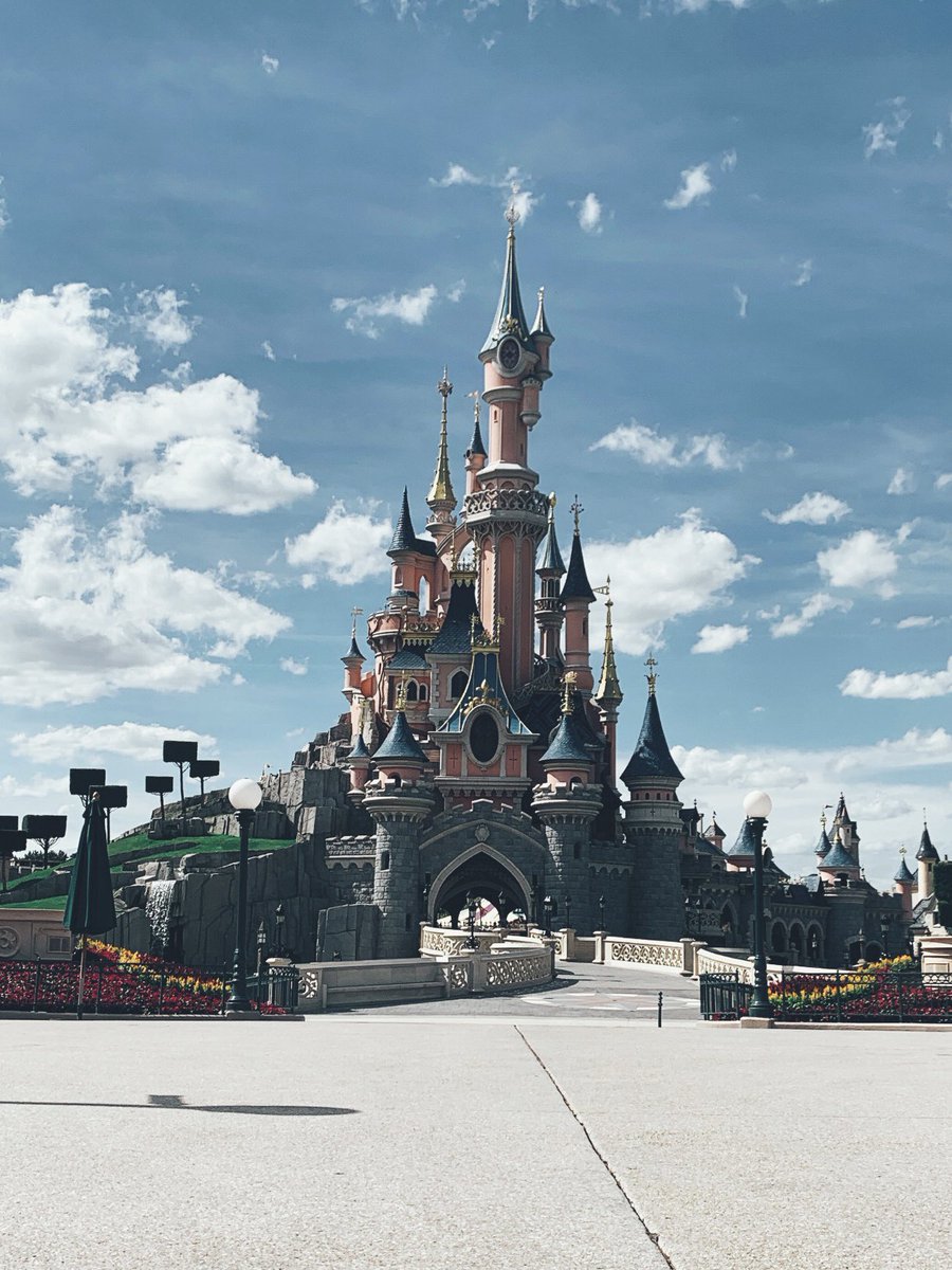 Le château de @DisneylandParis est prêt à accueillir ses visiteurs mercredi prochain... protocole sanitaire oblige, @PDufreigne vous en dit + lundi prochain 📺 @BFMTV_People https://t.co/BUXRYnE5p1