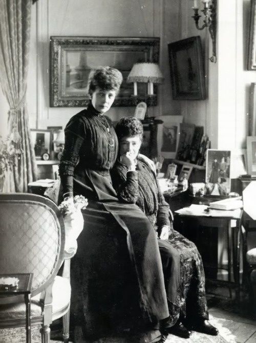 King George V sent the warship HMS Marlborough to retrieve his aunt. They travelled to England on the British ship the Lord Nelson, and she stayed with her sister, Alexandra