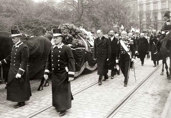 On 13 October 1928 at Hvidøre near Copenhagen, in a house she had once shared with her sister Queen Alexandra, Maria died at the age of 80, having outlived four of her six children. She was interred at Roskilde Cathedral.