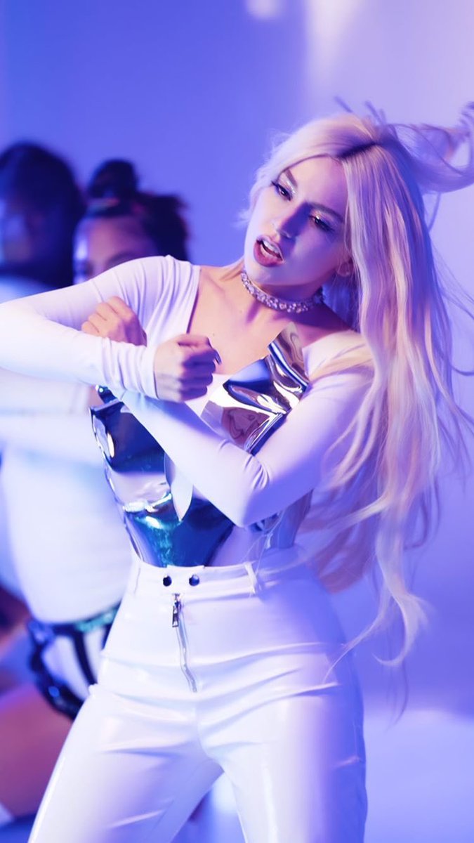 Ava Max Charts On Twitter Worldwide Apple Music Song Chart 51 Kings Queens Avamax 6 Peak 37 - kings and queens roblox id code ava max