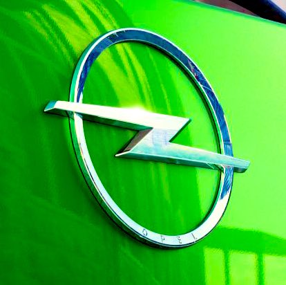 RumBat's tweet photo. Yeni Mokka ile sadece Opel’in #Vizor ön yüzü ve kabin içindeki #PurePanel tasarımı değişmiyor, 
1963’ten bu yana halka içindeki şimşekli @Opel #Blitz logosu da güncelleniyor.
Çember incelmiş ve Opel yazısı da halkanın aşağı kısmına alınmış.
Bence çok da şık olmuş.
#PurePrecision https://t.co/zqSbJI3QIu