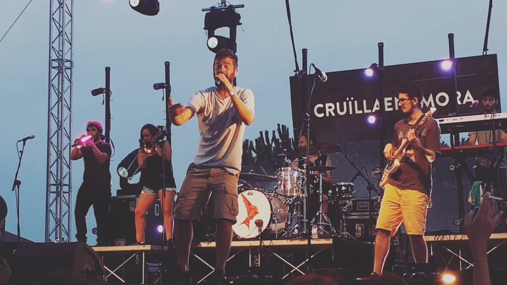 PalauSantJordi's tweet photo. Ho estem donant tot amb @ItacaBand ⚡️🔋⚡️ quina energia tenen! 👏🏻👏🏻👏🏻 #CruïllaXXS Escenari @EstrellaDammCat #AnellaOlímpica @cruillabarcelona @exitsmgmt https://t.co/ZWNohMlQZL