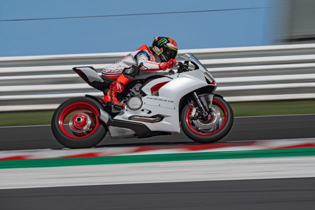 SIMM_Mexico's tweet photo. EL BLANCO MÁS ROJO DE DUCATI PARA SUS MODELOS 2021.
Vía: https://t.co/gLm9uaQaJS
#SIMM2020 #motos #Ducati #Panigale #FelizJueves https://t.co/ye4ipejTRt