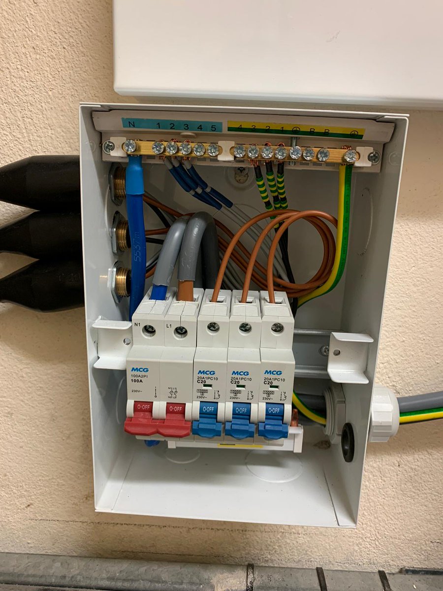 AndyMaggsy's tweet photo. Air conditioning install today for Blue Mountain Air Conditioning at War Memorial Health Centre, Crickhowell https://t.co/F3Dzz6CYd3