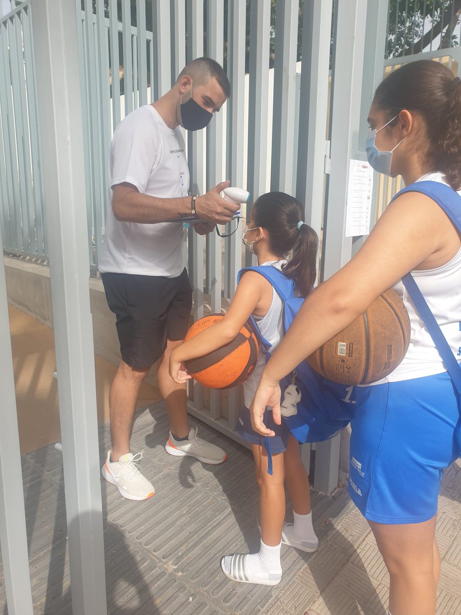 TenerifeCentral's tweet photo. Continuan las Jornadas de Tecnificación donde seguimos con el protocolo de seguridad e higiene😷con controles de temperatura, uso de gel hidroalcohólico y manteniendo las distancias ⛹🏻‍♀️<-2 metros->⛹🏻‍♂️
➡️Aún quedan algunas plazas ¡¡inscríbete!!🏀
#TecnificaSantaCruz
#TenerifeCentral https://t.co/Jrxmy3USjd