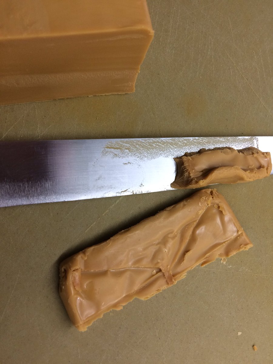 ccqes's tweet photo. Un queso de cabra noruego con la lactosa caramelizada, que sabe a caramelo tofe. Un sabor genuino sin comparación. https://t.co/tk4ek9V8ja