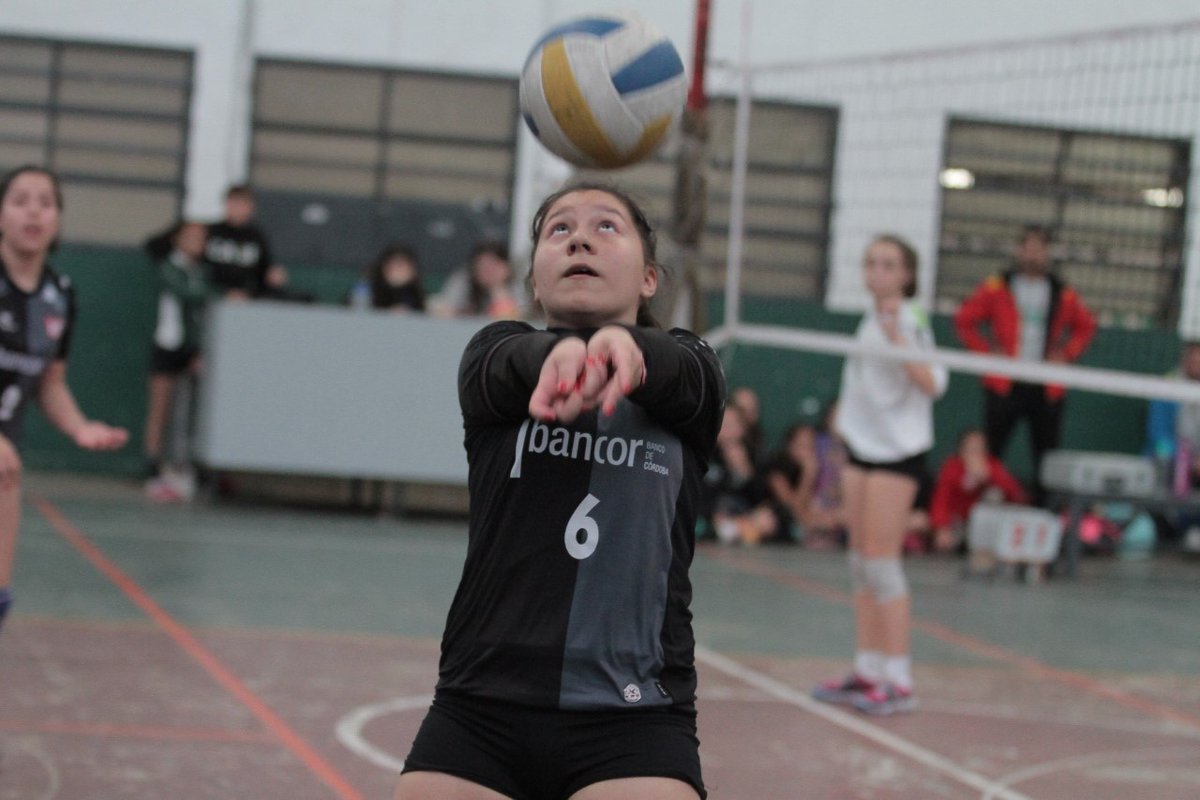 InstitutoACC's tweet photo. 🏐  Celeste Abigail Roscop: “Lo más lindo fue el ascenso”.

Nació en Alta Córdoba y juega al vóley en La Gloria en Sub 13 y Sub 15.

La entrevista: https://t.co/hzp261xIHp

#DeportistasDeInstituto 🇦🇹 https://t.co/GAx1Lpbptc