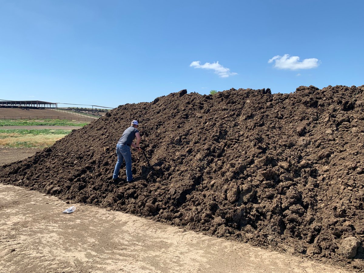 nutrientadvisor's tweet image. Big or small, we sample it all! Maximizing your manure resources starts with knowing the value of your product. 👊💩🤑 #ThursdayThoughts #MaximizingResources