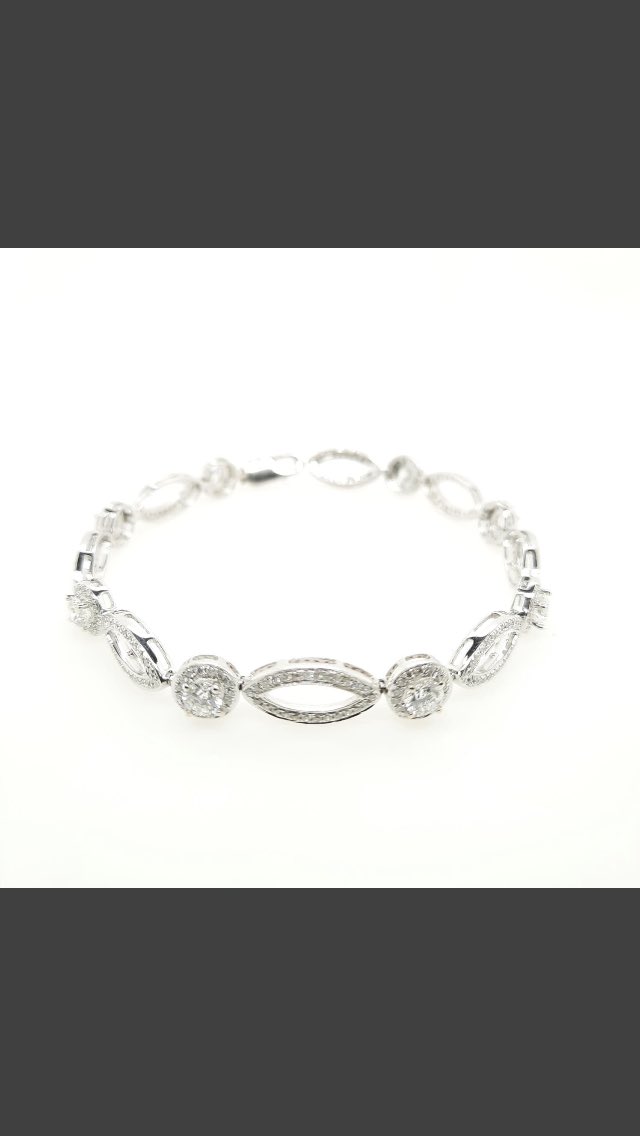 FogalandBarnes's tweet photo. 18 Carat Gold fancy diamond bracelet. Alternative shaped motif and round brilliant cut diamonds. 
Total carat:
1.97 carat large single white diamonds with an extra 1.3 carat of small fine white diamonds. https://t.co/E74dQdhKnr https://t.co/bq1uFQpqYF