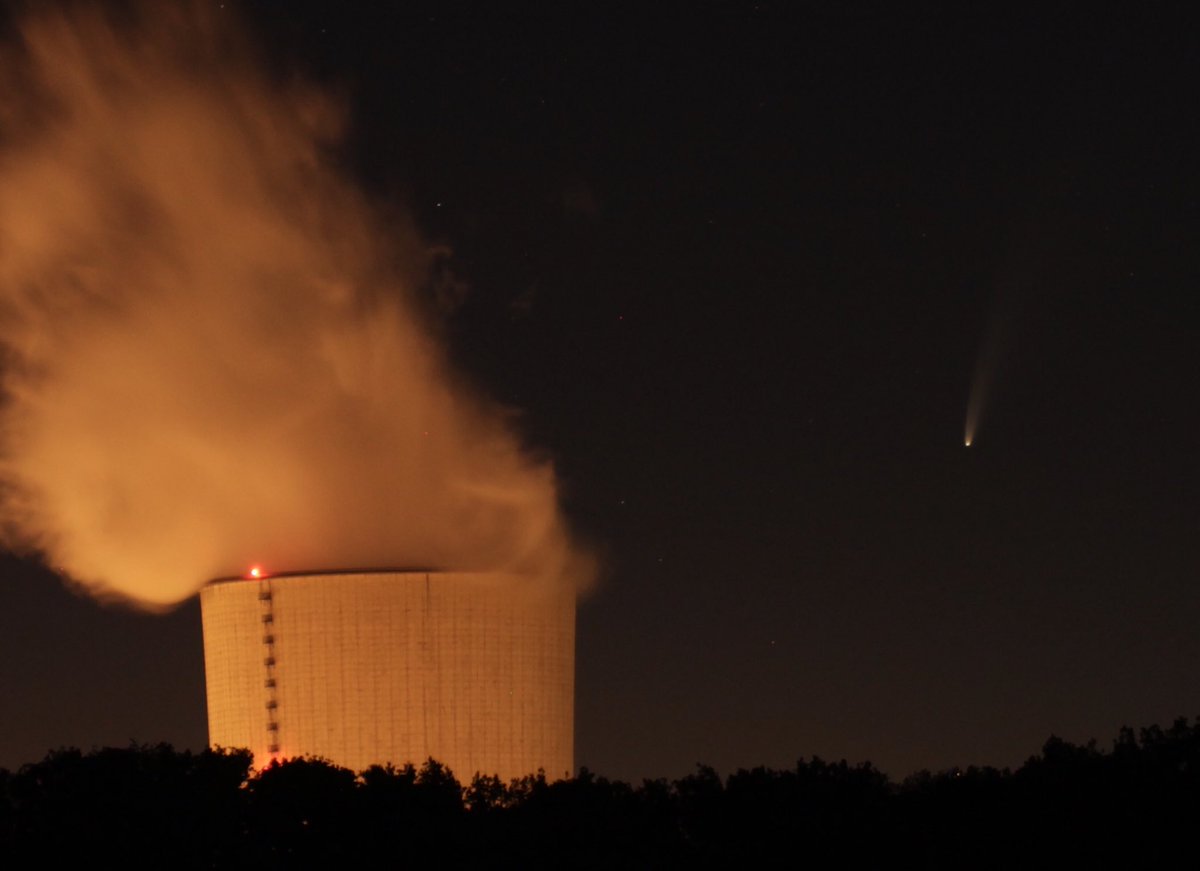 GevreyMickael's tweet image. Merci et bravo au collègue passionné ⁦qui a capté le passage d’une comète dans le ciel de la centrale ⁦@EDFCivaux⁩