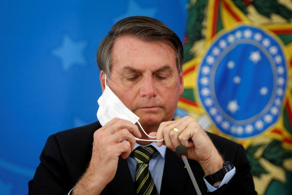 Reuters's tweet photo. Brazil press group files criminal complaint against Bolsonaro for removing mask https://t.co/8fiq4KYK94 https://t.co/Rx0jPpsxFd