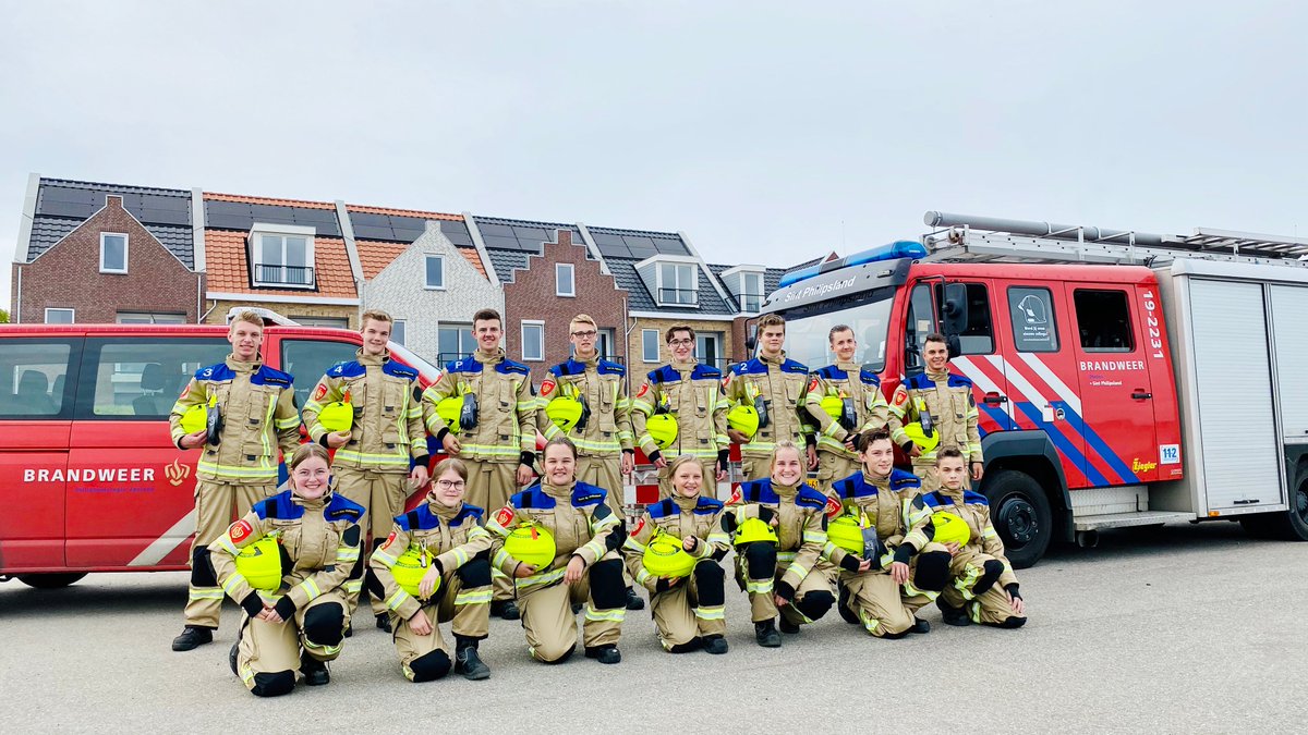 Deze week hebben we onze nieuwe bluskleding in gebruik genomen. Alle Zeeuwse jeugdteams hebben nu dezelfde moderne look. Een tijdje terug hebben we ook al nieuwe opvallende helmen gekregen. We zijn zodoende helemaal klaar voor het nieuwe oefenseizoen na de zomervakantie!