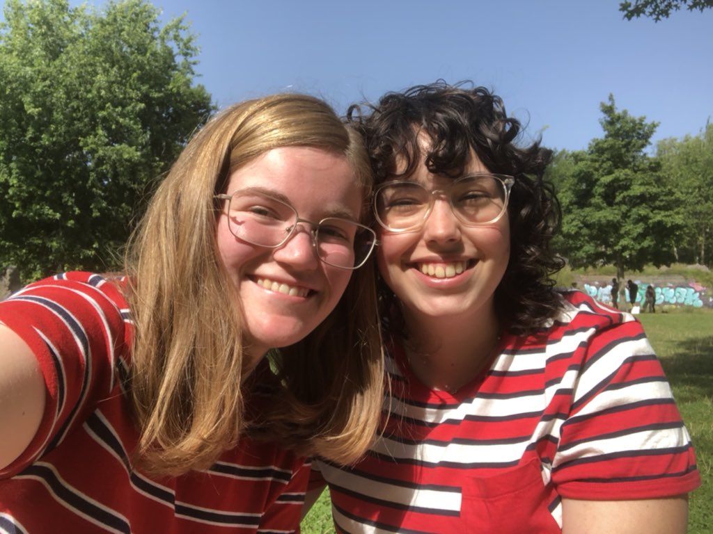 andwellbeok's tweet photo. ayer mi novia me vino a recoger con un ramito de flores por terminar selectividad y me llevó a un sitio precioso de picnic con comida q preparó ella 🥺💐 https://t.co/0SIB2SJwck