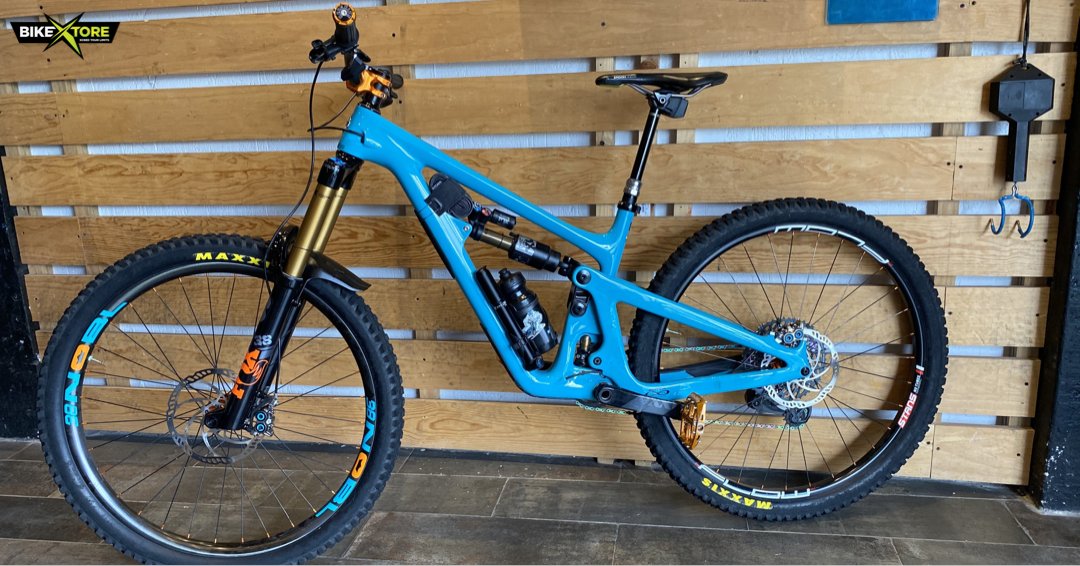 BikeXtore's tweet photo. 🚴🏻 La SB150 de @yeticycles de nuestro amigo @mocteru💥🤤 #YetiCycles #RideDriven #mtb #enduromtb #bikeporn #bikes APEX Strap con @boafitsystem #ligeroeinnovador #occamAPEX #resistenteal💦 #proteccionUV☀️ #boasystem https://t.co/0nrOAVwHTt