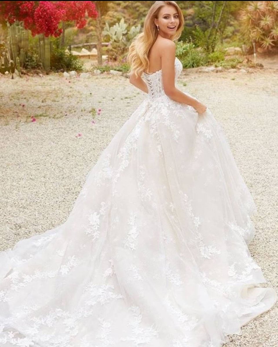Strapless lace and glitter tulle ball gown wedding dress features sheer beaded lace covered sweetheart bodice, visible boning detail,  & corset back! 👰💒☺️
.
.
.
#ballgown #weddingdress #sweetheartneckline