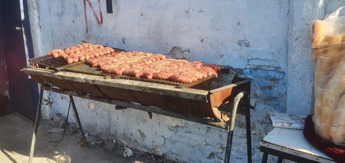 AscensoHundido's tweet photo. ENORME LO DE LA GENTE DE TELMO 🔥🔥🔥 PERNILES, CHORI Y MUCHO HUEVO EN EL BALETTO PARA ESTA NOCHE PARA LA CENA DE LOS VECINOS 🔥🔥🔥@PrensaSanTelmo @pettydelgado 

EL ASCENSO SIEMPRE PRESENTE EN LAS BRAVAS 💪💪💪💪💪 https://t.co/v9xIsY2IPq