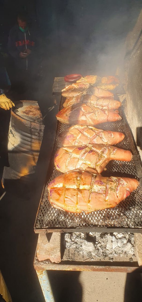 AscensoHundido's tweet photo. ENORME LO DE LA GENTE DE TELMO 🔥🔥🔥 PERNILES, CHORI Y MUCHO HUEVO EN EL BALETTO PARA ESTA NOCHE PARA LA CENA DE LOS VECINOS 🔥🔥🔥@PrensaSanTelmo @pettydelgado 

EL ASCENSO SIEMPRE PRESENTE EN LAS BRAVAS 💪💪💪💪💪 https://t.co/v9xIsY2IPq