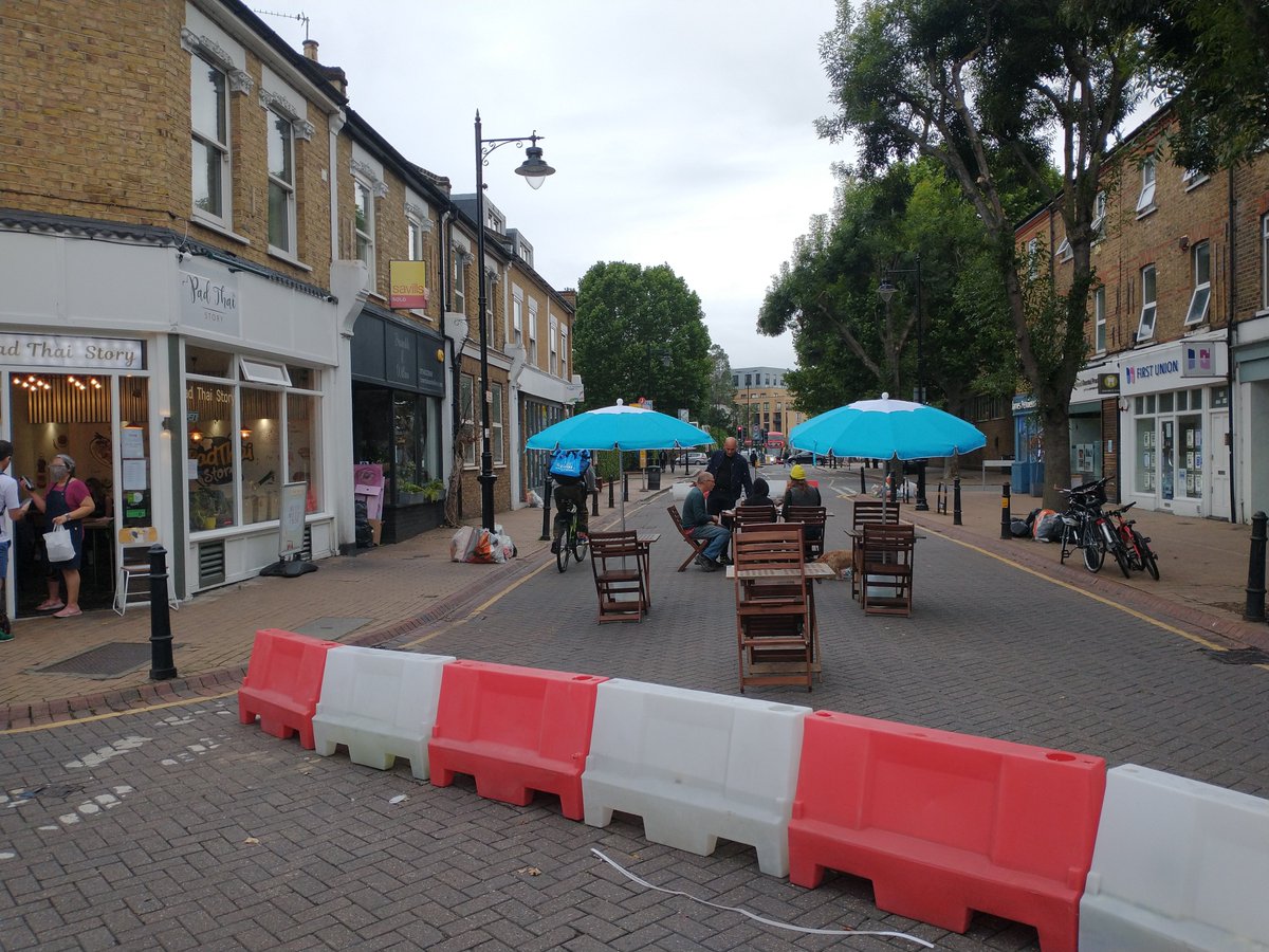 wandscycling's tweet photo. Old York Road full of life and clean air even on a chilly Thursday evening. 

Well done @wandbc helping people meet safely.

Want more of this? Suggest where at socialdistancing@wandsworth.gov.uk https://t.co/VBY2ZDb86v