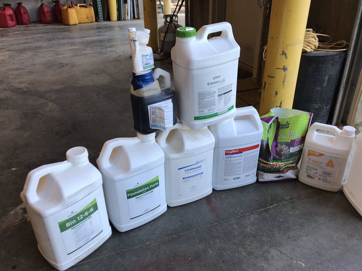 _GodMadeAFarmer's tweet photo. We went out swinging this morning, disease, growth &amp; crabgrass addressed. Trying to stay alive through this July heat and no rain. @MtnView_Seeds rye hanging in there. @FoliarPak @ATSSportsTurf @Quali_Pro @BASFTurf_us @BRANDT_co https://t.co/F2LfHN774N