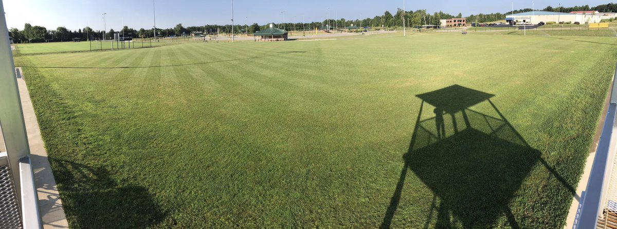 _GodMadeAFarmer's tweet photo. We went out swinging this morning, disease, growth &amp; crabgrass addressed. Trying to stay alive through this July heat and no rain. @MtnView_Seeds rye hanging in there. @FoliarPak @ATSSportsTurf @Quali_Pro @BASFTurf_us @BRANDT_co https://t.co/F2LfHN774N