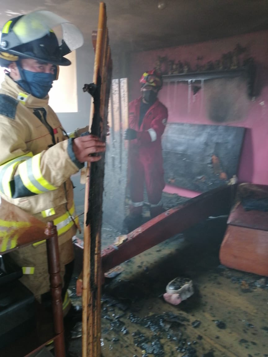 Se asiste a una emergencia reportada por el ECU 911 a las 13 H 30 en La Ciudadela 1 de mayo; incendio estructural no se reportan victimas.