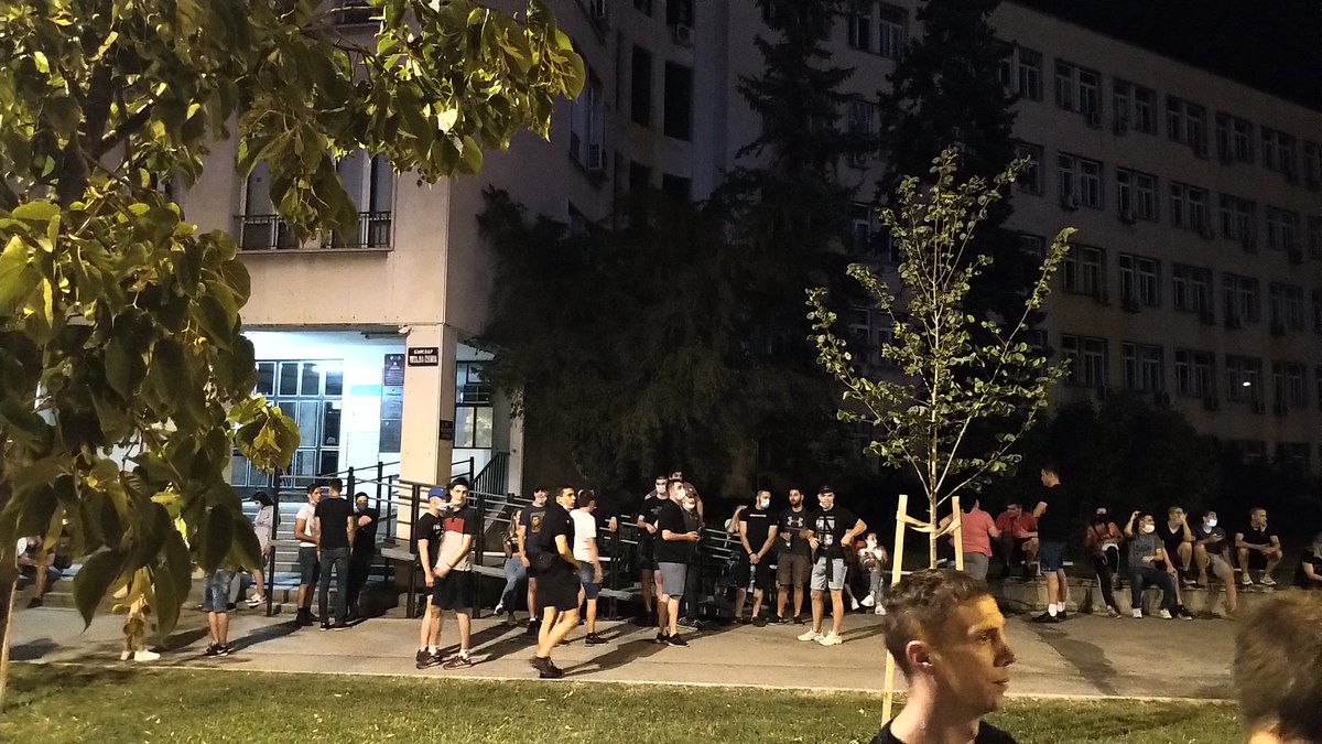 lyooba's tweet image. Verovatni provokatori kod zgrade DTđ

#NoviSad #ĆALEOVOJEZATEBE #protest2020
