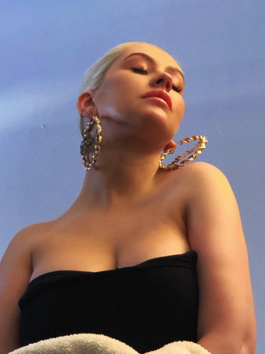 xtina's tweet photo. New dawn, new day 🌻 https://t.co/USbV3tHghP