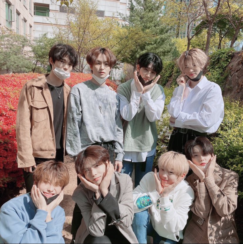ryujnmin's tweet photo. un mes de su debut, desde que pudieron cumplir uno de sus sueños y no puedo creer que haya pasado tan rápido. estoy tan orgullosa de ustedes, de los increíbles artistas que son y de lo mucho que están creciendo. los amo mucho y gracias por aparecer en mi vida
#1MonthWithELAST https://t.co/A6kripgLIX