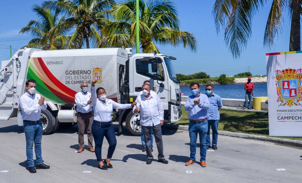 AysaGonzalez's tweet photo. Este día visitamos #Sabancuy, en donde entregué a la presidenta de la Junta Municipal, Angélica Herrera Canul, un camión recolector de basura, insumos para el mantenimiento del malecón y vales de gasolina para la operatividad de la maquinaria de construcción. https://t.co/NZK80aaBUN