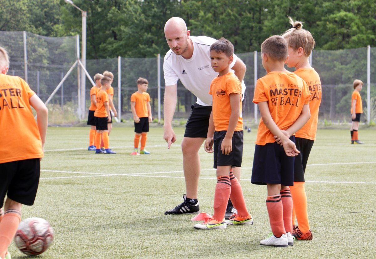 willemstrij's tweet photo. 💛💙 | Fantastisch om na 3 jaar weer terug te zijn bij de meest vooruitstrevende voetbalschool van Oekraïne! Namens de @TotSoccerMethod 2 weken intensief (samen)werken met spelers en coaches in Kharkiv ⚽️ https://t.co/Ukc3hyivMp