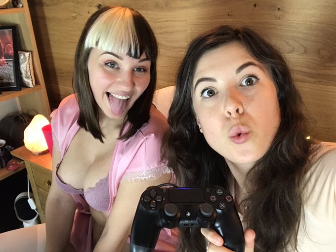 Me and @ReedAmberX are going LIVE playing GTA5 on twitch now! https://t.co/ImspENcLi1 https://t.co/z
