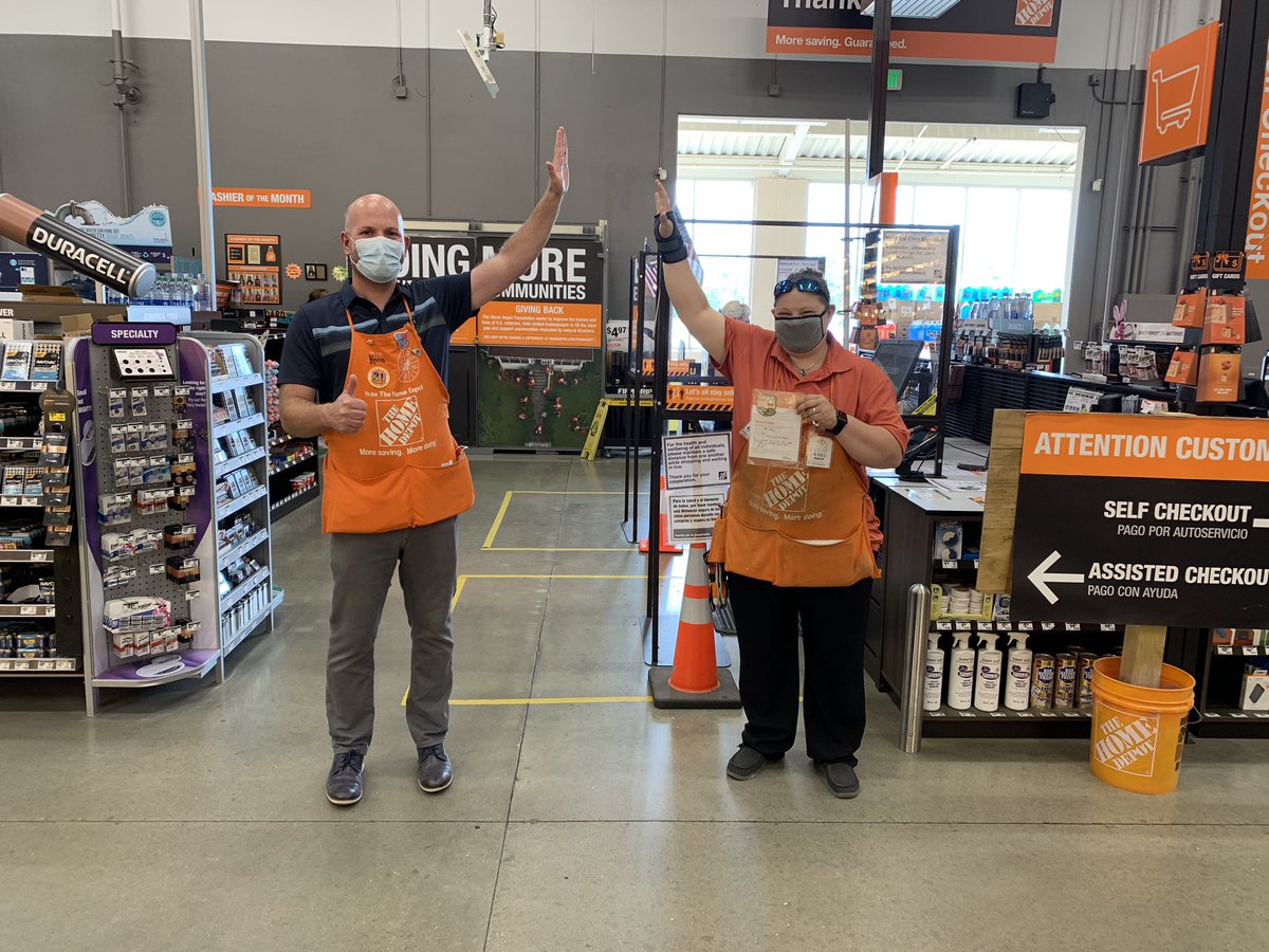 RDO Kevin recognizing OAM Kelsey for continuing operational excellence and helping run the store during a SM vacation! Great work! @KevinMasseyTHD @kelszerichsen @DebbieConley196 @ShowMeShawnD196