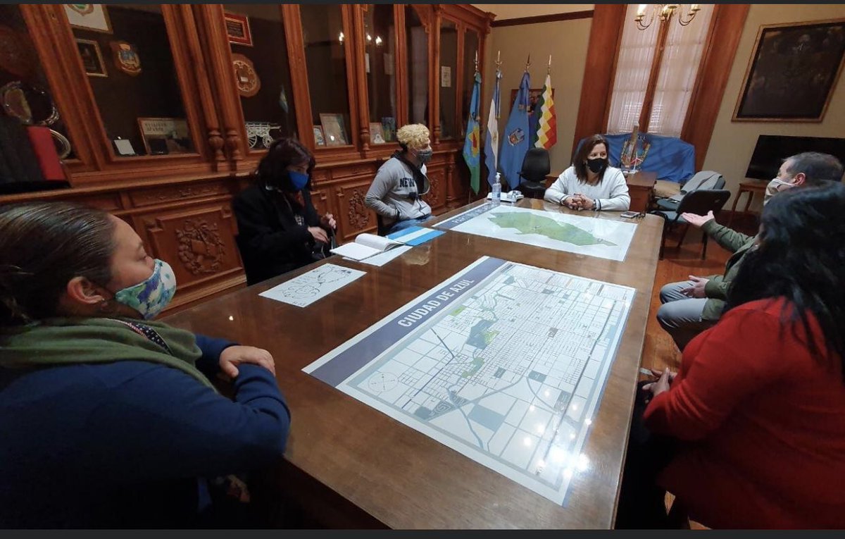 Luegger's tweet photo. Con equipo del intendente @BertellysHernan y concejales nos reunimos con integrantes del CUA.Puse a disposición becas del senado a fin de colaborar a abonar el pago del alquiler de la propiedad en La Plata el resto del año.Tome nota de temas pendientes de su agenda con el D.E. https://t.co/DEIBLDZCEU