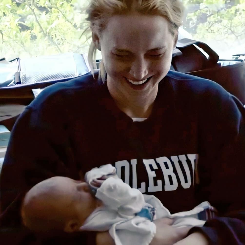 Jen con bebes porque si. 💕 #jenniferlawrence, image size:1005x1005