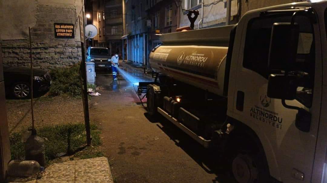 52_haber's tweet photo. #Altınordu Belediyemiz Temizlik İşleri Müdürlüğü ekipleri "Temiz Şehir Altınordu" için gece boyunca cadde ve sokakları yıkayarak yeni güne hazır hale getirdi. Ayrıca ekiplerimiz Çarşamba Pazarında gün sonu yıkama yaparak steril bir ortam oluşturdu.

📍Düz Mahalle https://t.co/1aK9dMS6Qb