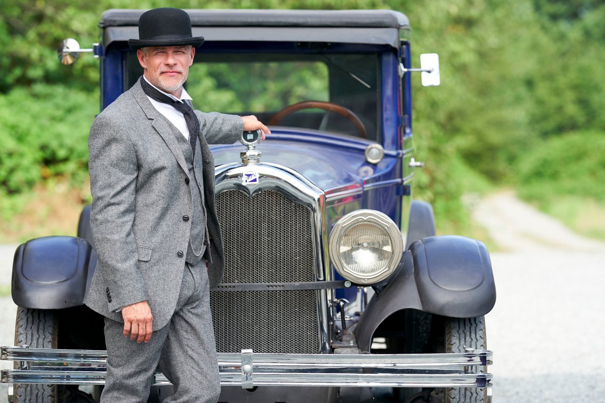 BeTheBuddha's tweet photo. Men and their cars... #Hearties #StillShipping #Henrigail @KavanjSmith @JackWagnerhpk @hallmarkchannel @WCTH_TV https://t.co/CCVgQFbpn1