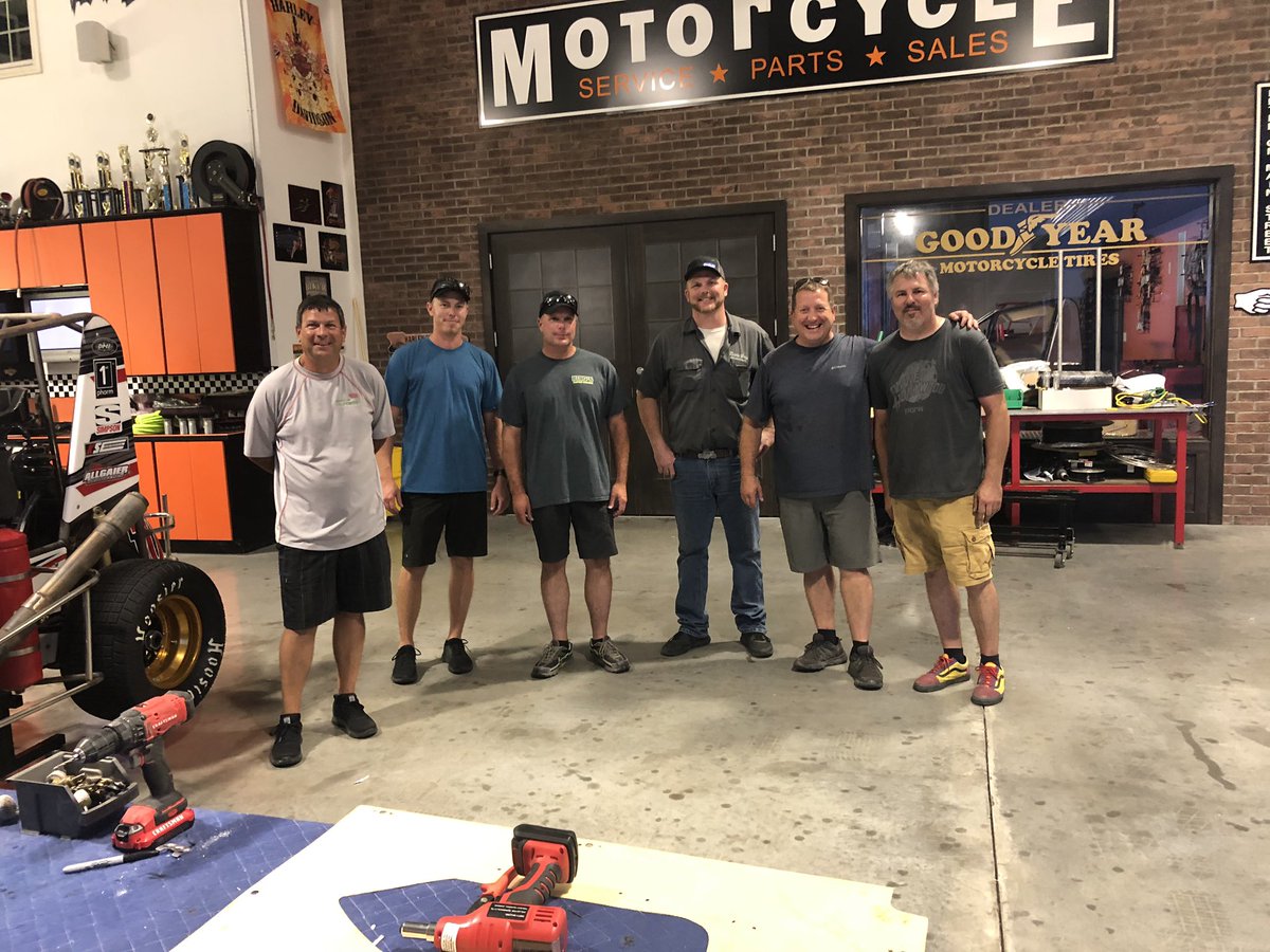 schmidt_kent's tweet photo. @ripjetson9 has a pretty cool race shop. Quick visit for parts https://t.co/bP9J2urso3