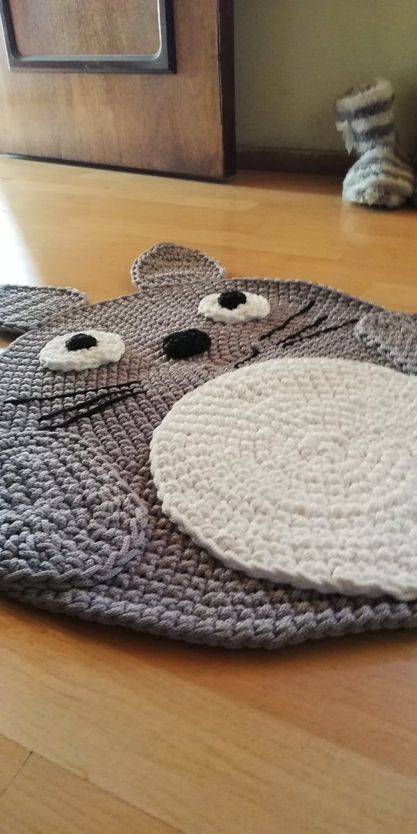 cynthiaCagm's tweet photo. Otra bajada de cama lista.. Totoro 50cm diámetro. Su RT es mi sueldo ☺️ https://t.co/zKfDKR1J4B