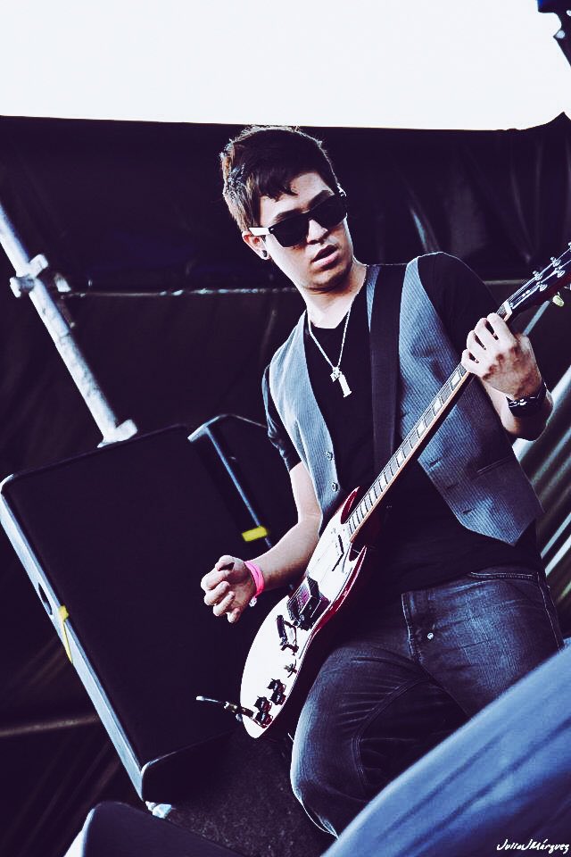 Cafeinart's tweet photo. #tbt de una etapa super brutal donde me di cuenta que la musica tiene un poder increible, que te puede llevar a lugares donde nunca pensaste estar y todo gracias a tocar una guitarra! 🎸#MARILANNE #band #music #gibsonsg https://t.co/dsbhZvpfTe