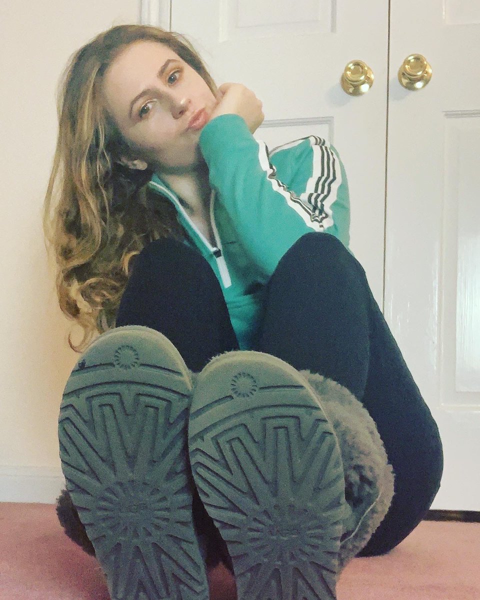 queenoftheuggs's tweet photo. Feeling cute tonight! ππ #ugg #uggs #ugggirl #model #uggmodel #queen #igmodel #makeup #tarte #bareminerals https://t.co/b3TOndwyyz