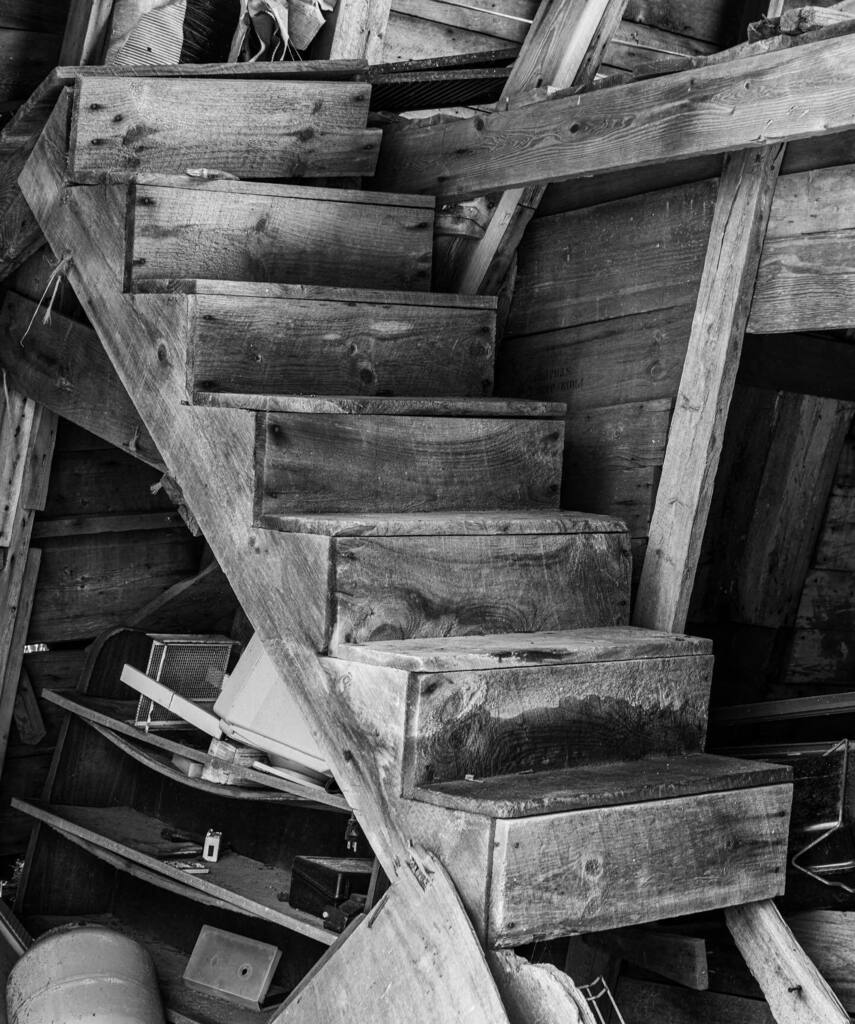 Abandoned Barn #barn #abandoned #derelict decay #urbex #nikon #nikonphotography #massachusetts #massachusettsphotographer #newengland  #grunge  #stairs #blackandwhitephotography #infraredphotography ift.tt/2DmhqEh instagr.am/p/CCcUx5oHppv/