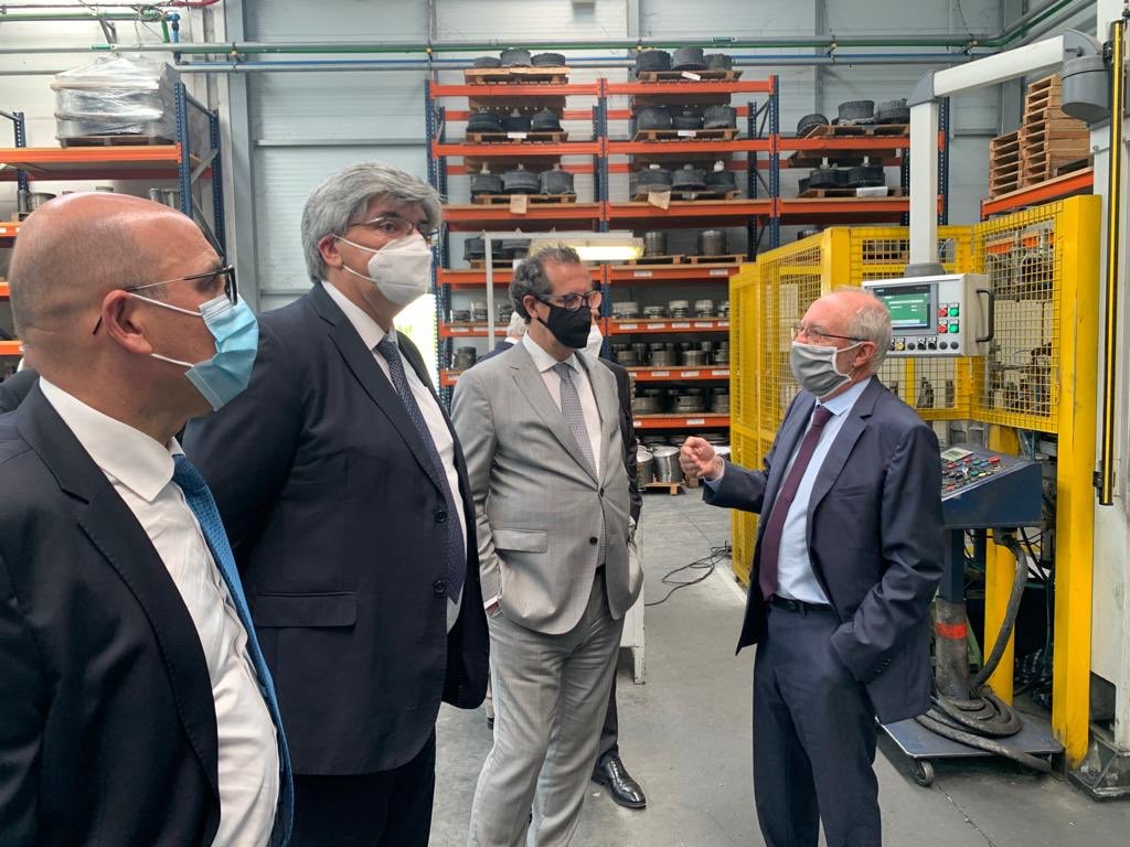 joaocneves_'s tweet photo. No encerramento do roteiro dedicado ao setor da metalomecânica, visitei a #SILAMPOS, empresa de Oliveira de Azeméis, cuja atividade exportadora tem contribuído para a criação de emprego na região. #XXIIGoverno https://t.co/AsoKTjq337