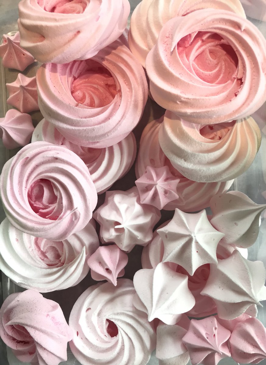 p_patisserie's tweet image. Meringues beautiful meringues! #cakedelivery #cakebypost #sendacake #luxuryweddingcakes
