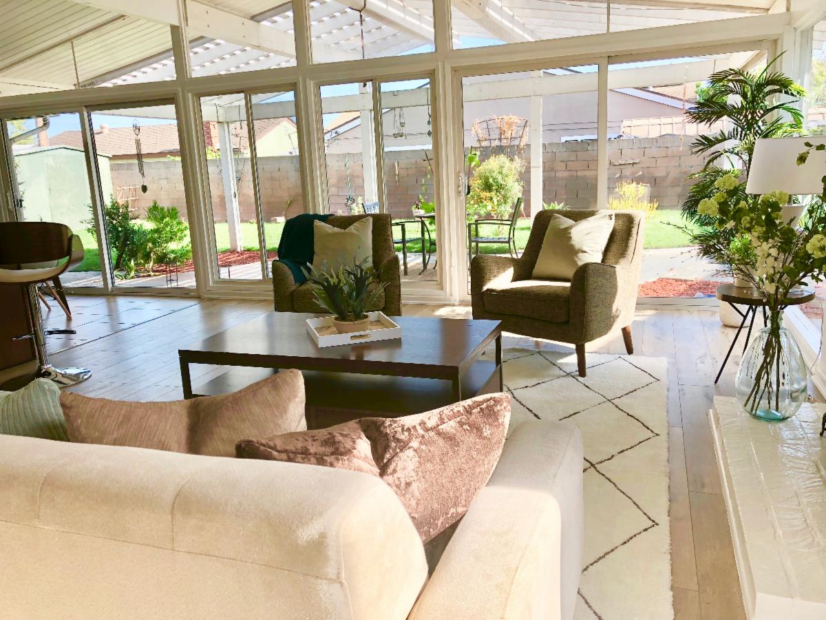 LADStaging's tweet photo. #TBT to a mid century modern house we staged in Buena Park, CA last year. So many windows and sunlight , it's no wonder it sold fast! 🙌 Swipe to see the before photos.

#laurenashleydesigns #laurenashleystaging #midcenturymodern #MCM #livingroomdecor #livingroomstaging https://t.co/nKgfff2Drr