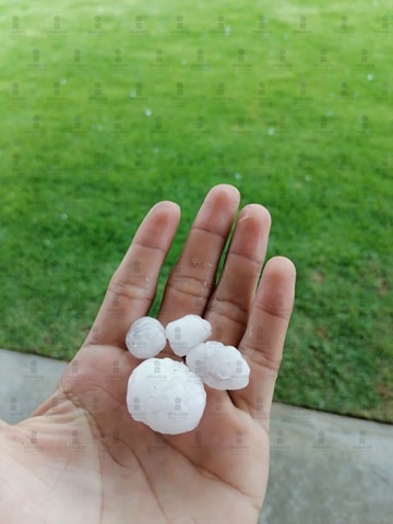 JCarlos_Valerio's tweet photo. De este tamaño cayeron los granizos en San Miguel Tenancingo #Tlaxcala https://t.co/dwg5PyYnd8